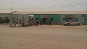Une foule s'amasse à notre arrivée