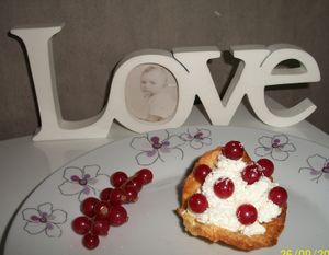 coupelle d'amande garni de crème mascarpone coco et groseille