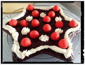 Gâteau tendresse choco-pralin et son ciel étoilé tagada-chantilly