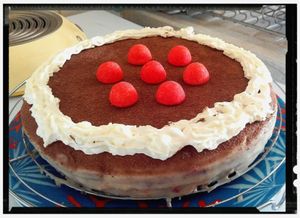 génoise sans oeufs au sarrasin fourrée à la fraise et sa ganache chocolat blanc-cacao