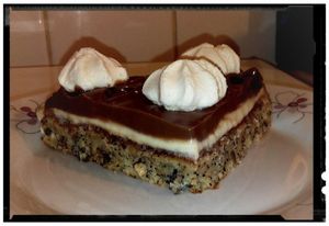 gâteau aux noisettes et duo onctueux noir et blanc
