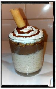 verrine riz au lait accompagné d'une crème mousseline au chocolat, éclats de pralin chantilly caramel