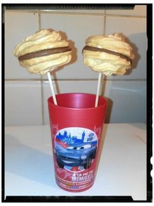 Sucettes de meringues à la mousse au chocolat