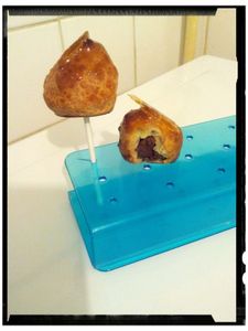 sucette de choux à la mousse chocolat noir praliné et son caramel