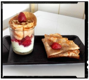 cône de crêpe pistache-fraise à la crème chocolat blanc