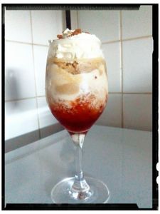 tourbillon glacé vanille-spéculoos sur lit de fraise coco