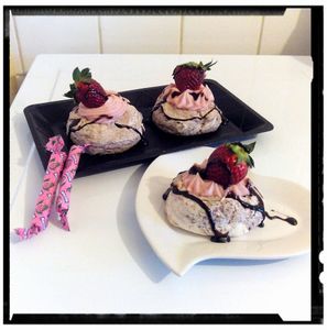 Nids de meringue marbré chocolat et sa crème carambar à la fraise