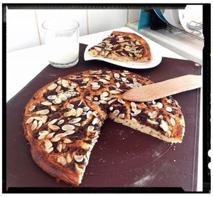 Focaccias à la purée de banane aux chocolat râpé et amande parsemées