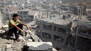 Un jeune Palestinien regarde ce qui reste de son quartier, à Gaza Photo : GI/MAHMUD HAMS