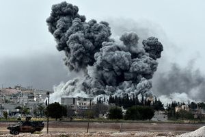 De la fumée s'élève le 12 octobre 2014 au dessus de Kobané théâtre de violents combats entre les jihadistes de l'EI et les forces kurdes (Photo Aris Messinis. AFP)