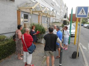 Le collectif d'habitants de la Serpolière avec le soutien de Chambéry Cap A Gauche débat, en pied d'immeuble, de leur cadre de vie avec leur bailleur social