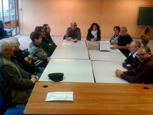 Le collectif d'habitants pour la création d'un magasin d'alimentation à l'emplacement de l'ex-ED sur le marché des Combes après la réunion hebdomadaire du collectif