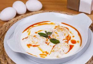 Les "Çılbır" :Blancs œufs pochés à la turque au yoghourt.