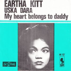 Eartha Kitt chante en turc "Üsküdara Giderken", " En allant à Üsküdar "