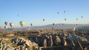 Vol en mongolfière de couleur au dessus de la Cappadoce.