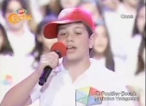 Mert Rıza Açık et la chorale de TRT : tik tak.