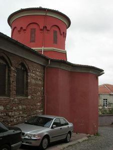 Rouge : l'église de la vierge Marie des Mongols à Istanbul