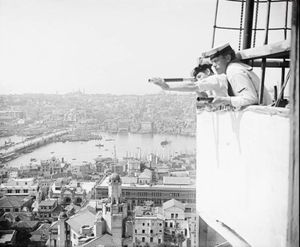 Des Britanniques sur la tour de Galata : noir et blanc.