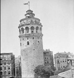 Des Britanniques sur la tour de Galata : noir et blanc.