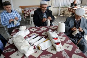 Les hommes qui tricotent des chaussettes de Karacabey