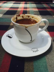 le café turc , sucré ou non ? Comment ne pas s'embrouiller les pinceaux .