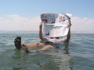 Le corps humain flotte sur l’eau de la mer Morte !