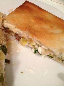 Croustillant en pâte filo fondue de poireaux, chèvre frais noix et miel