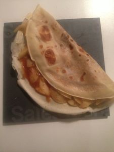 crêpe caramel beurre salé, pommes fondantes crumble croustillant