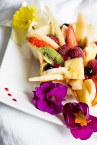 Tulipes à la crème pâtissière et aux fruits pour célébrer le printemps.