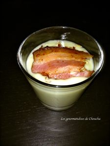 Velouté de panais parfumé à l'huile de noisette et sa tranche de lard fumé.