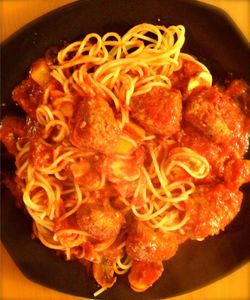 Spaghetti aux boulettes de boeuf et épices
