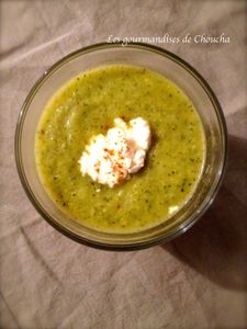 Velouté de courgettes au curry et chèvre frais