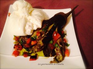 Burrata sur son lit d'aubergine fondante et tomate noire.
