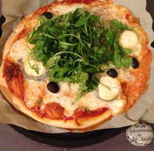 Pizza chèvre, mozarella, olives et roquette