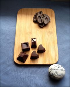 Chocolats noirs fourrés ganache lait caramelia ( Valrhona)