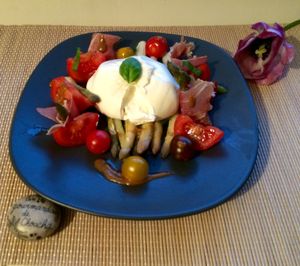 Burrata sur lit d'asperges, tomates et jambon sec