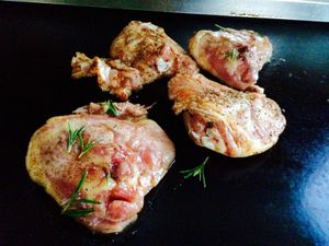Poulet mariné au barbecue : double recette paprika ou miel, cannelle et romarin