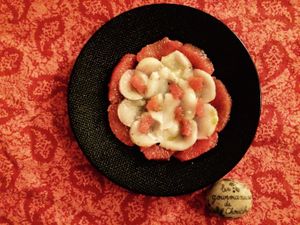 Carpaccio de Saint-jacques et pamplemousse rose, huile de pistache