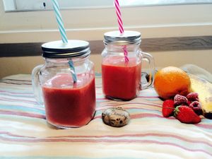 Smoothie orange, banane, pomme, framboises et fraises.