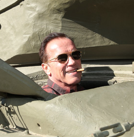 Arnold Schwarzenegger vous invite à "Crusher" avec lui (à bord d'un tank)
