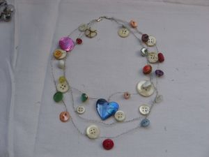 collier fil de fer argenté et boutons