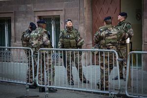 Soldats de l'Opération Sentinelle à Strasbourg (Copyright Encyclopédie Wikipedia).
