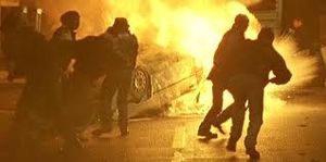 Embrasement des banlieues sous le cycle Saturne-Neptune
