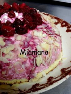 Entremet fraises framboises amandes