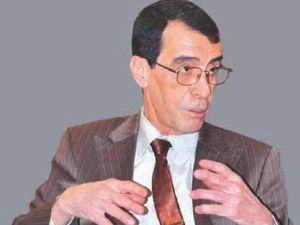 Le général à la retraite Hocine Benhadid