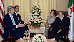 Bouteflika se livre à un numéro ubuesque en présence de John Kerry (source Algérie 360)