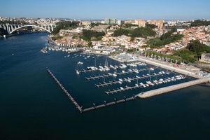 Malgré la crise, les dirigeants algériens s’offrent une Marina à Moretti