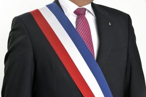 Comment se porte l'écharpe tricolore ?