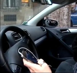 Téléphone en voiture: interdiction des oreillettes dès le 30 juin 2015, seul le kit bluetooth avec haut-parleur sera autorisé !