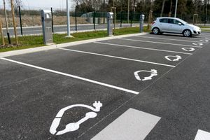 Véhicules électriques: la signalisation de la recharge est enfin définie par l'arrêté du 13 mai 2015
